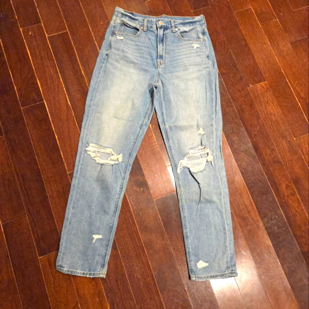 American Eagle Distressed Mom Jeans – Size 6R